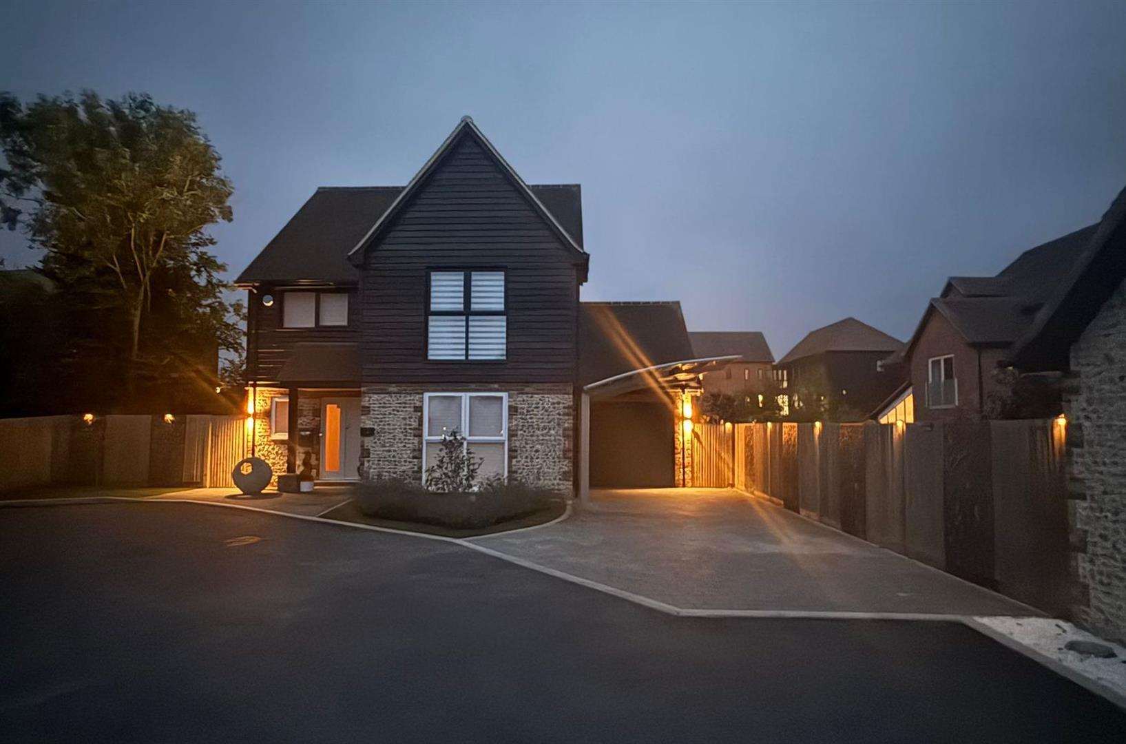 3 bed property in Flint Close, Henley-On-Thames